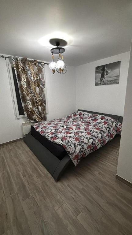 a bedroom with a bed in a room at Maison a côté de Disney in Chessy