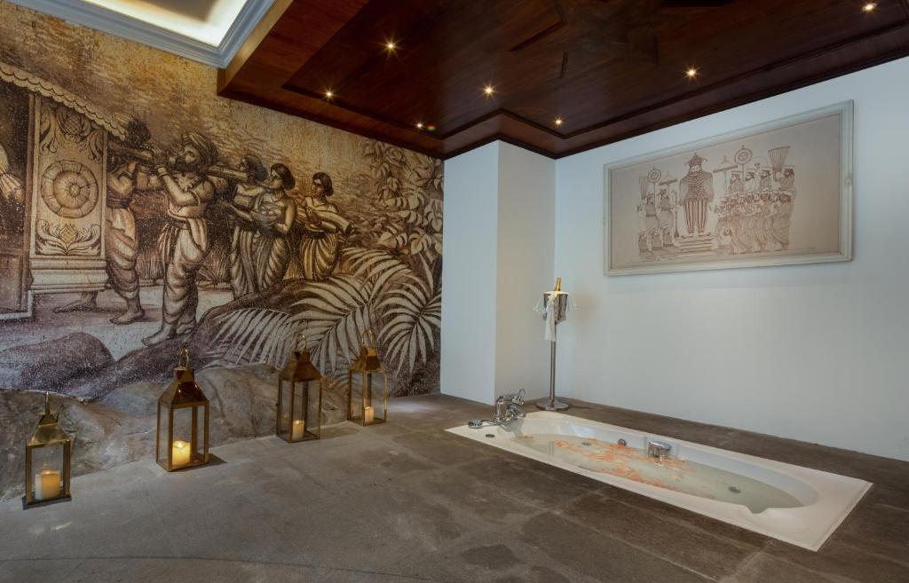 Earl's Regency Hotel - 8