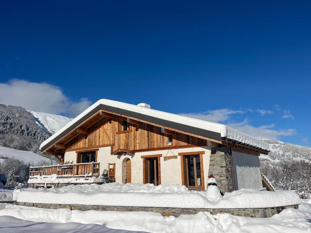 una baita con la neve sul terreno di Au pré des saisons a Les Avanchers