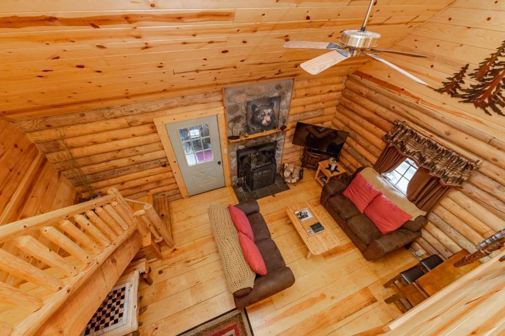an overhead view of a living room in a log cabin at Tree Haus by Railey Vacations in Oakland