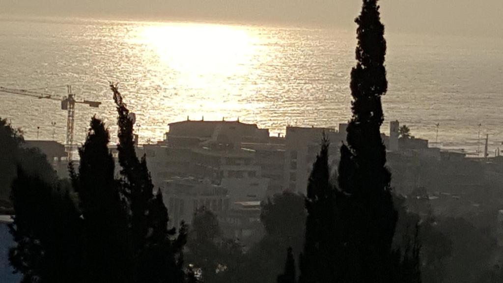 una foto en blanco y negro del sol saliendo sobre el océano en Fortezuelo - Colina IV, en Viña del Mar