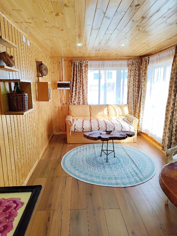 a living room with a couch and a table at Cabaña monoambiente in Quellón