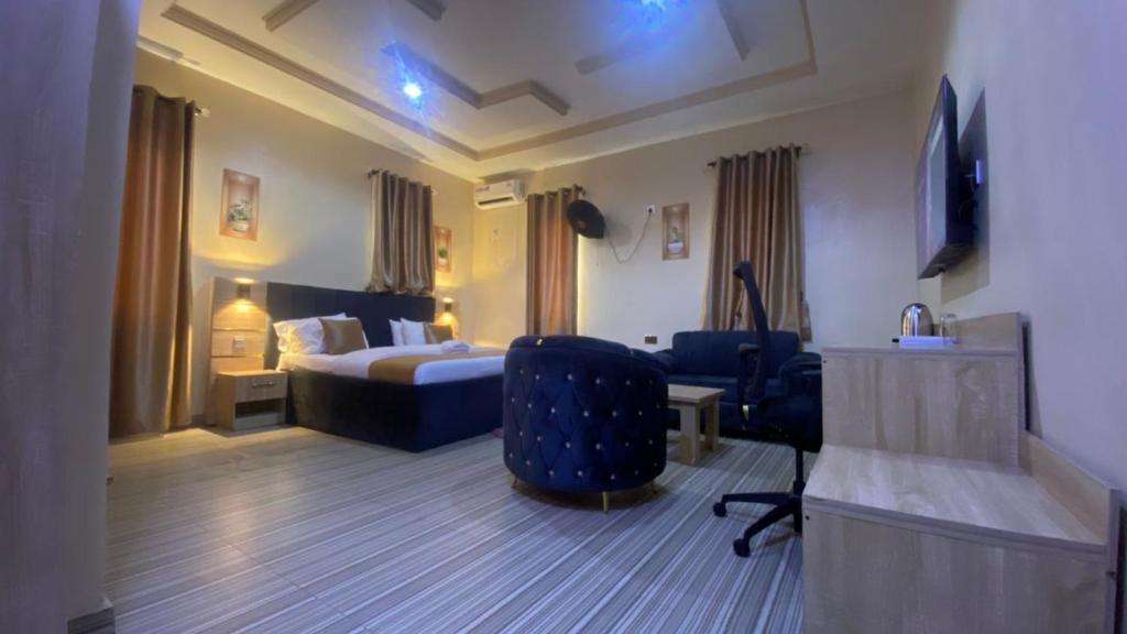 ein Hotelzimmer mit Bett und Schreibtisch in der Unterkunft Clear Gates Hotel in Ekete