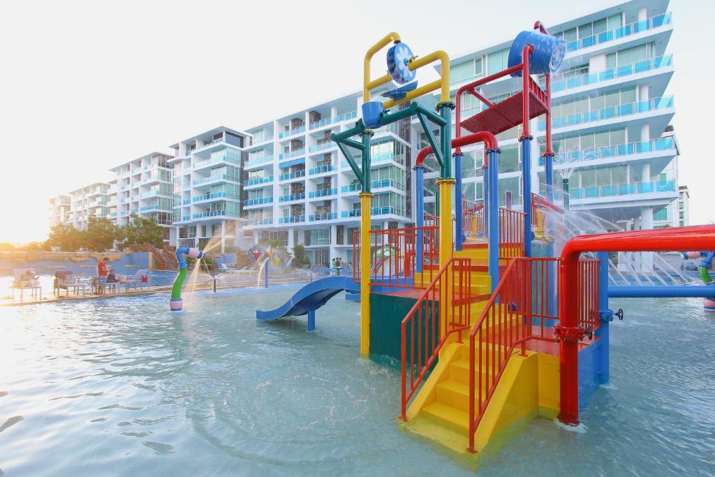 une aire de jeux sur l'eau en face d'un bâtiment dans l'établissement My Resort Huahin by MR.JAY, à Hua Hin