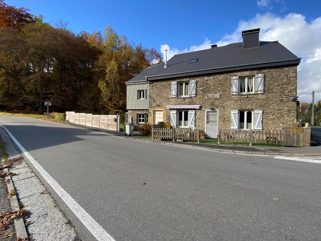 ein Backsteinhaus am Straßenrand in der Unterkunft L'Ardoise in Bertrix