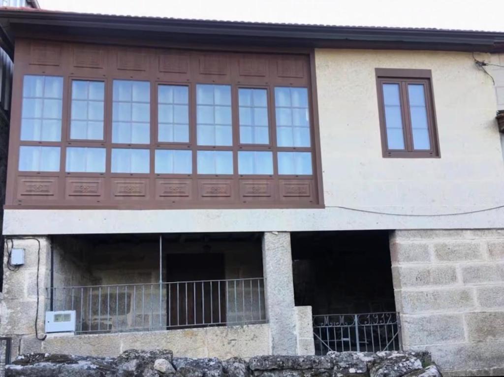 a house with a wooden door and windows at Casa Rural Melon in Melón
