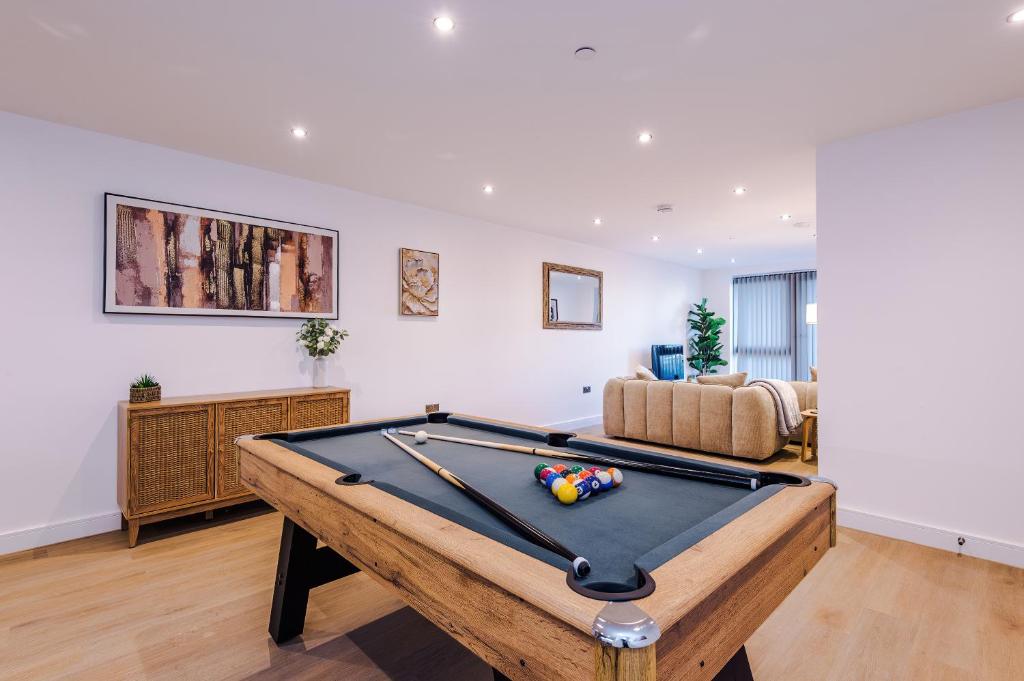 a living room with a pool table and a couch at Leeds Lux Apartment - 2 Bed & Pool Table, Secure Parking in Leeds