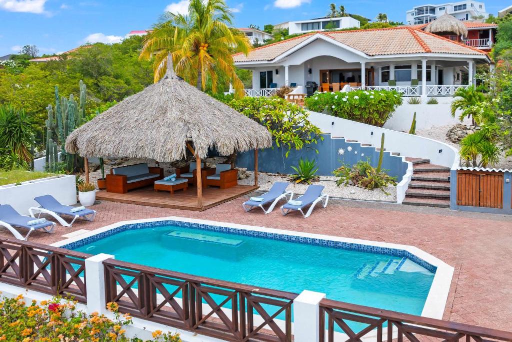 an image of a villa with a swimming pool at Villa Strelitzia in Dorp Soto