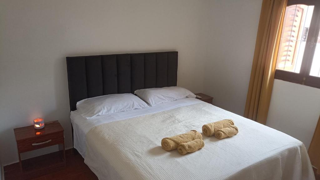 Zwei Teddybären sitzen auf einem Bett in der Unterkunft Descanso Perfecto Ruta 34, Wifi, Cochera e Ideal para Viajeros, 3 personas in Fernández