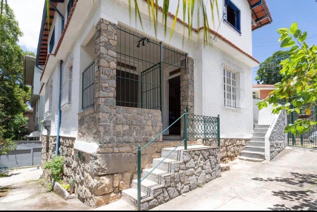 a building with a gate on the side of it at Espaço do Imperador in Petrópolis