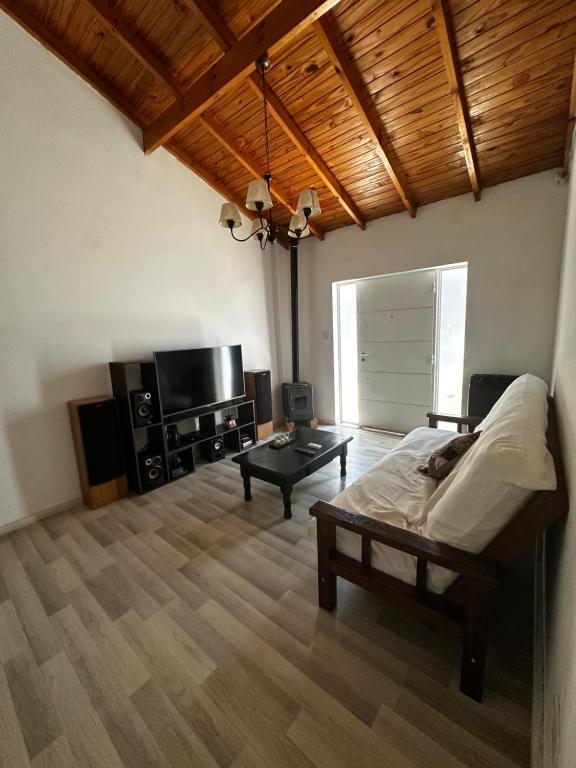 a living room with a bed and a table at El descanso in Ramallo