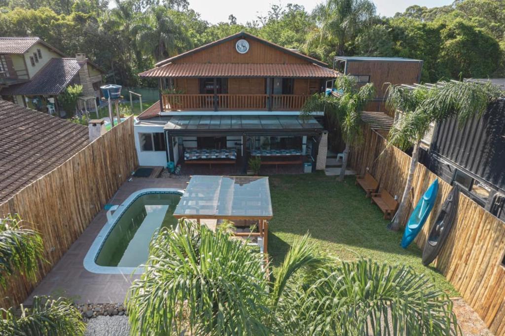 an overhead view of a backyard with a pool and a house at canto da lagoa in Garopaba