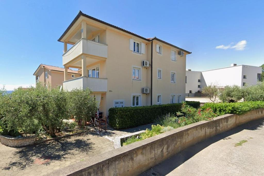 Apartments with parking space - Krk - 25074