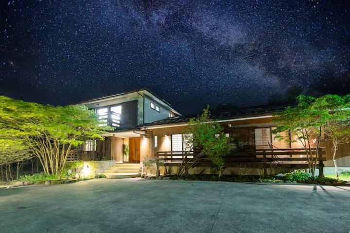 温泉かけ流しとBBQが楽しめる 280sqmのラグジュアリーな箱根貸切別荘 芦ノ湖の眺望