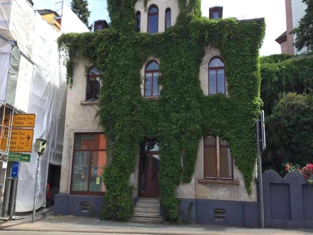 a building with ivy growing on the side of it at Apartment für Monteure oder Reisende in Bad Camberg