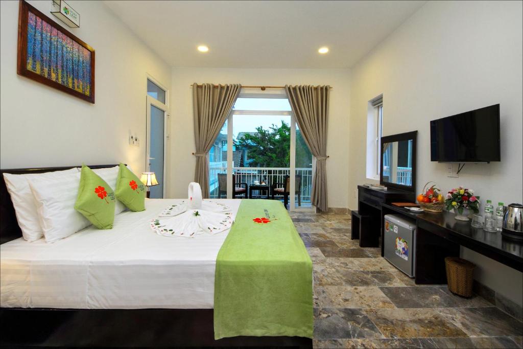 TV/trung tâm giải trí tại Lucky Leaf Hoian Villa