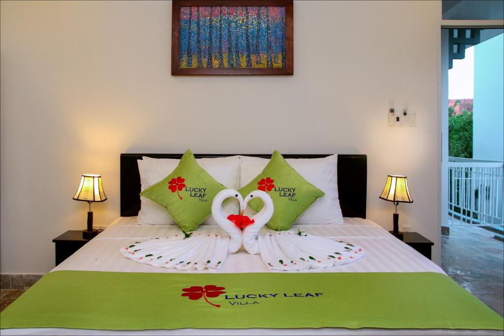 Postel nebo postele na pokoji v ubytování Lucky Leaf Hoian Villa