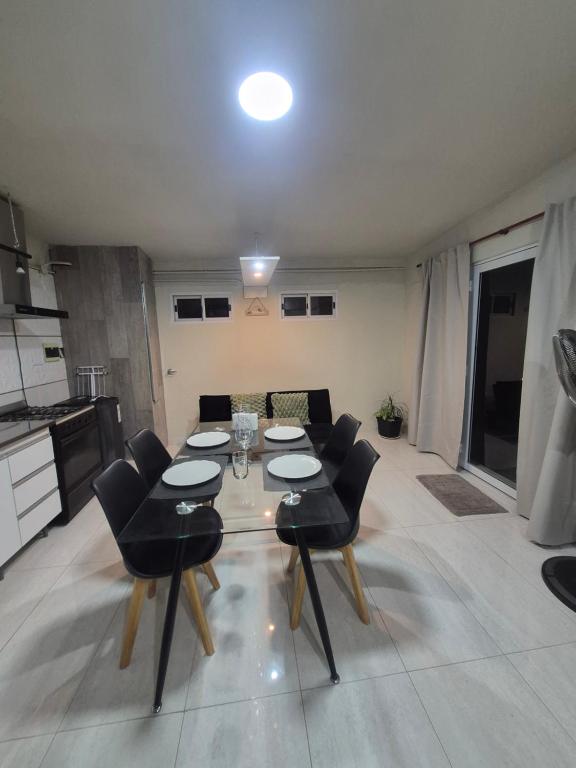 a living room with a table and chairs and a kitchen at Pardo Mza in Godoy Cruz