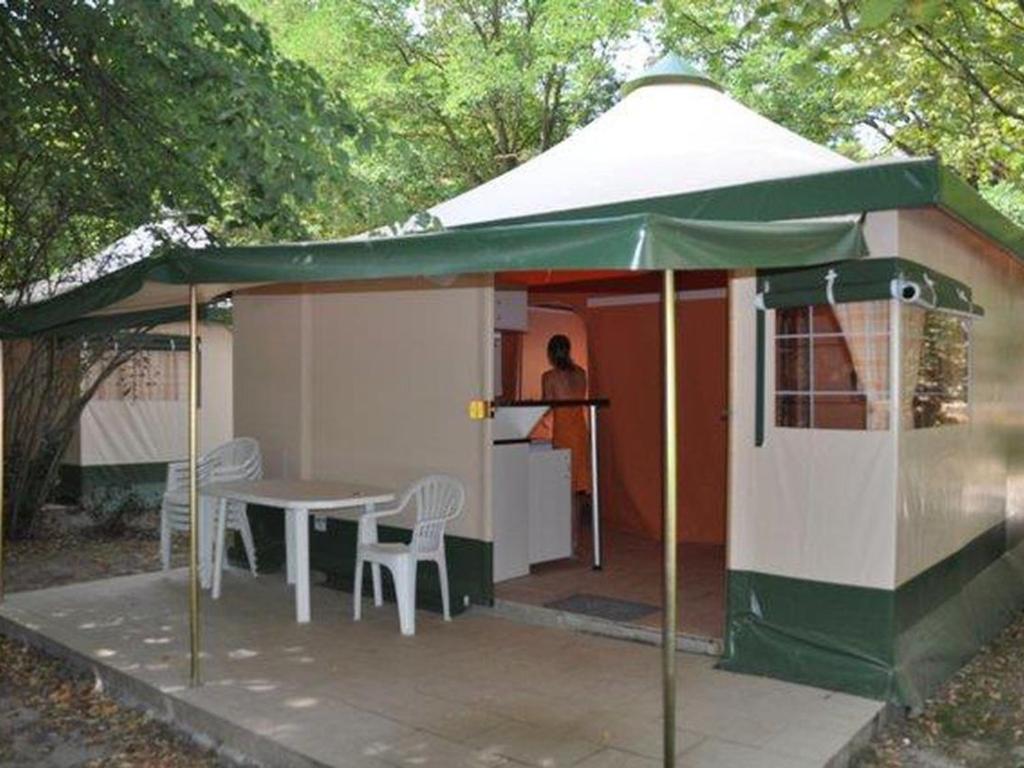 Bungalow toilé avec terrasse jusqu'à 5 personnes - API-1-52-1480