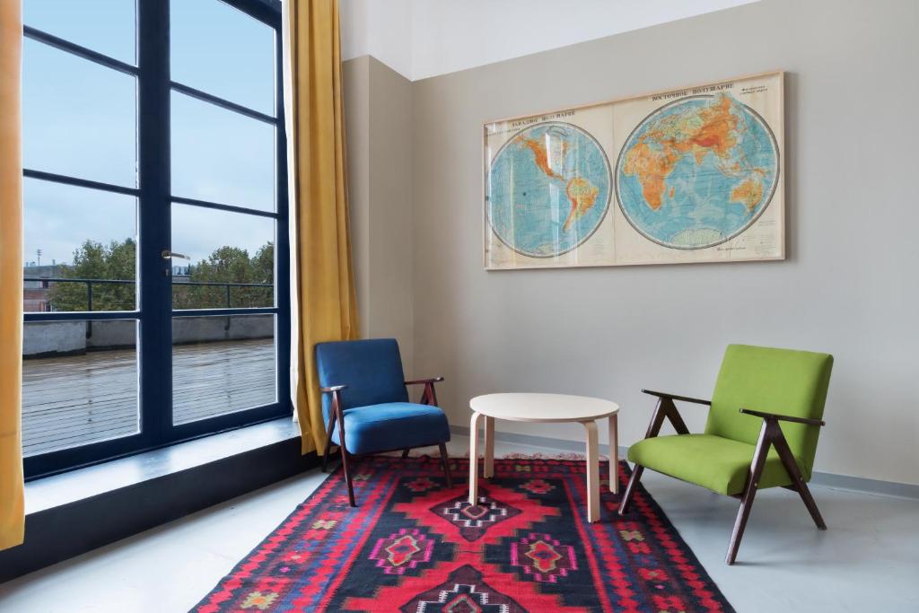 Posezení v ubytování Fabrika Hostel & Suites
