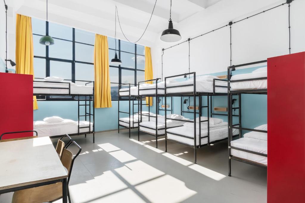 Postel nebo postele na pokoji v ubytování Fabrika Hostel & Suites