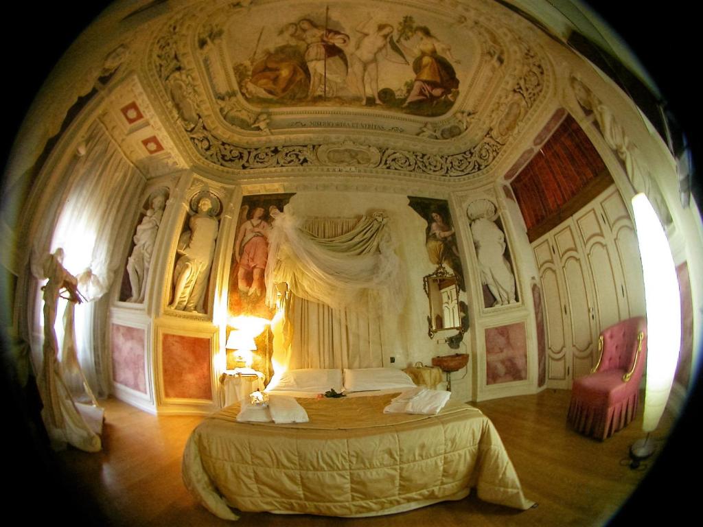 Casa Museo Palazzo Valenti Gonzaga tesisinde bir oda