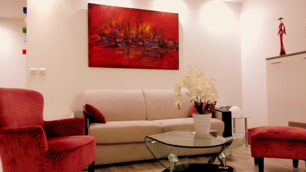 un salon avec un canapé et un tableau au mur dans l'établissement Fun and quiet, à Paris