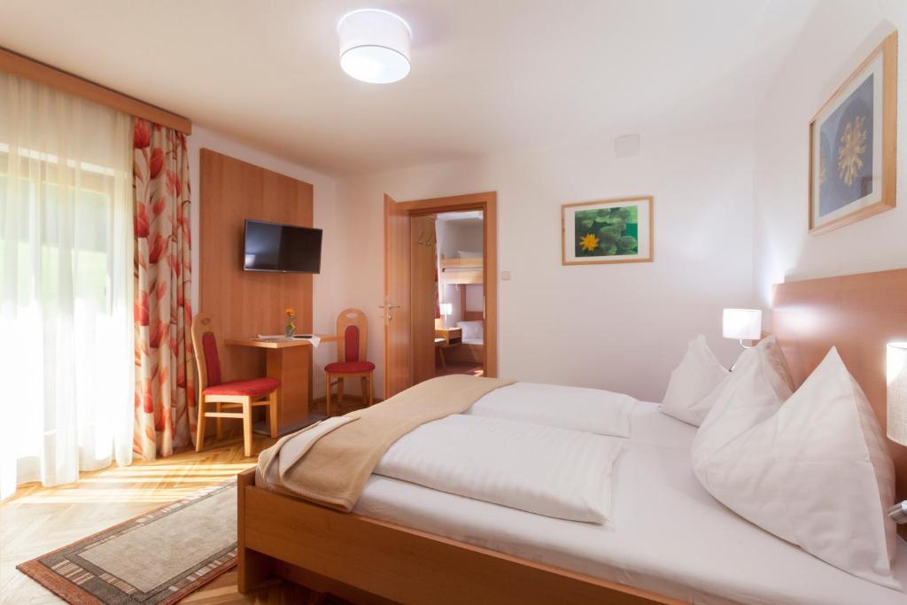 Postel nebo postele na pokoji v ubytování Alpenhotel Badmeister