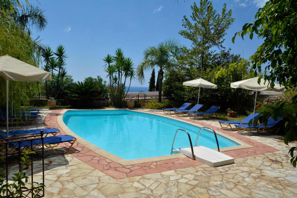 Bazén v ubytování Christoforos Apartments nebo v jeho okolí