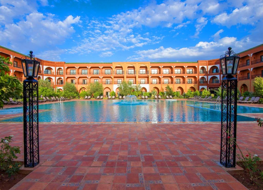 Bazén v ubytování DWO Marrakech Ennakhil nebo v jeho okolí