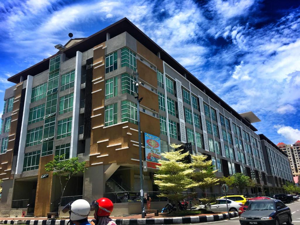 um edifício com pessoas à frente dele em Staycity Apartments - Kota Bharu City Point em Kota Bharu