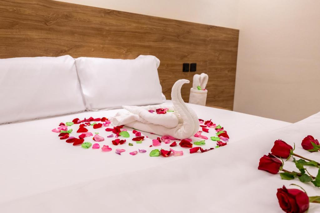 a swan made out of flowers on a bed at Rewaq Resident رواق ريزدنت in Medina