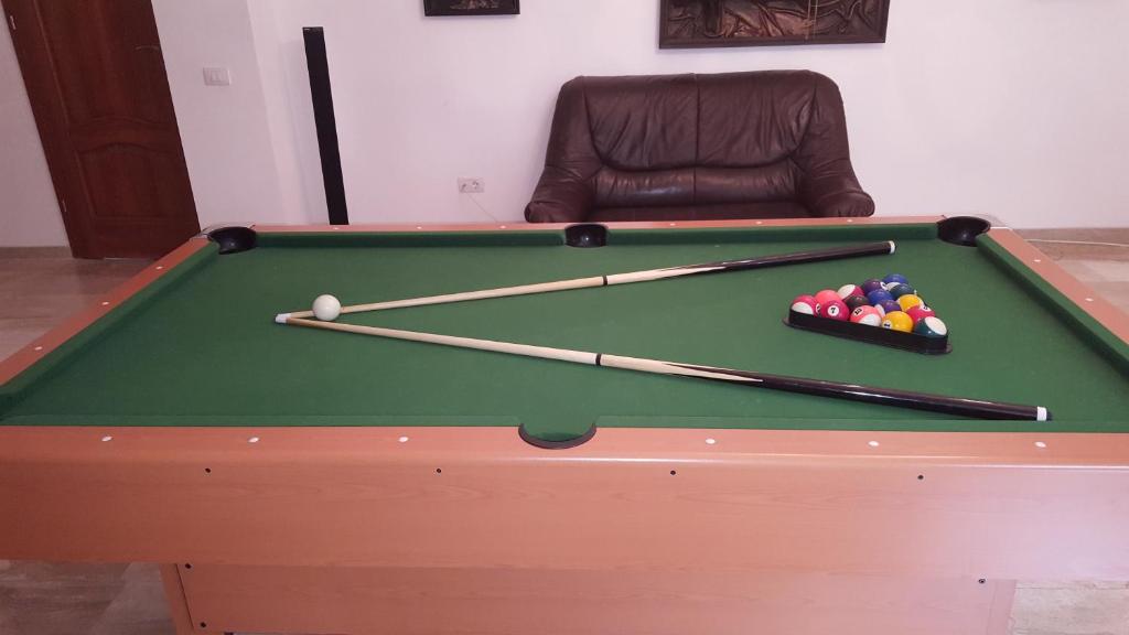 Biliár nebo kulečník v ubytování Pensiunea Alexandra