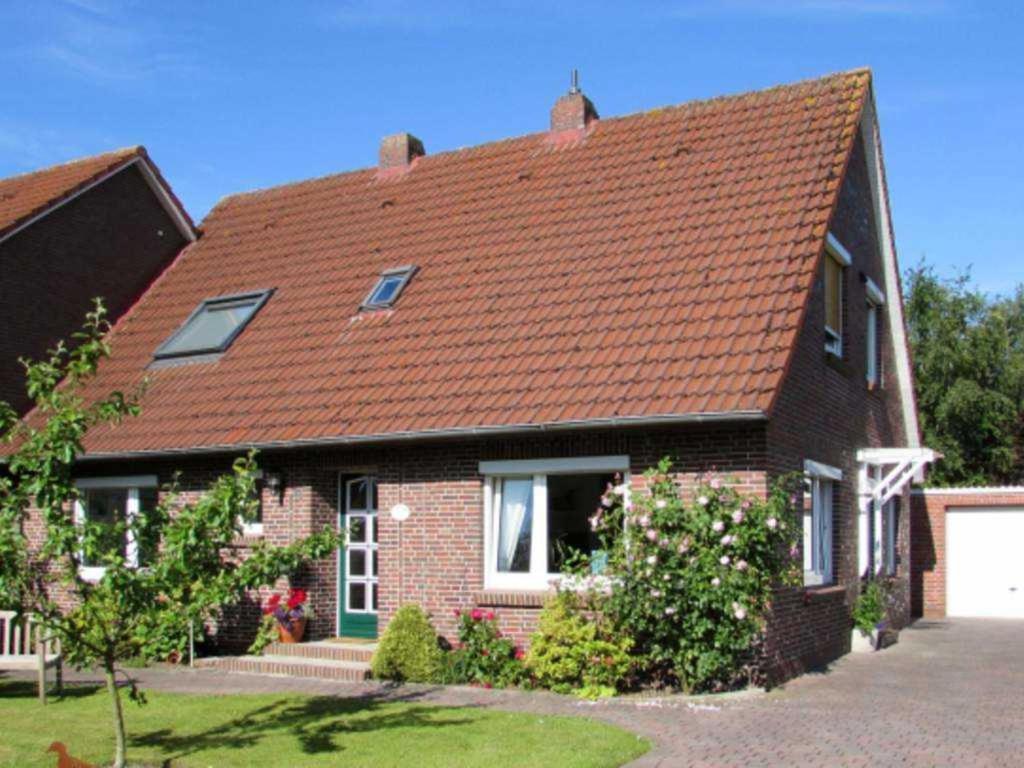 a red brick house with a brown roof at Birgits Huuske in Stedesdorf