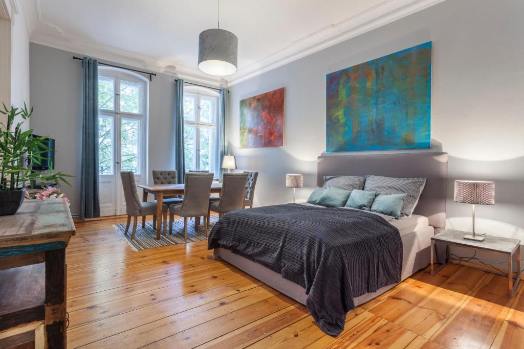 GreatStay Apartment - Paul Robeson Str. في برلين: غرفة نوم بسرير وطاولة وكراسي