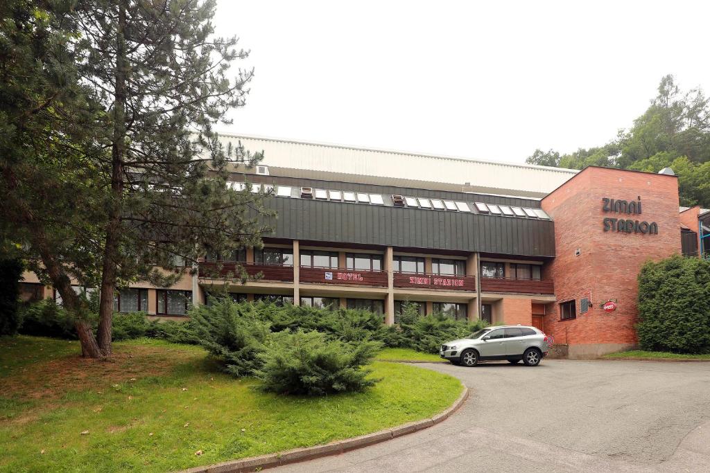Hotel Zimni Stadion () Hotel Zimni Stadion