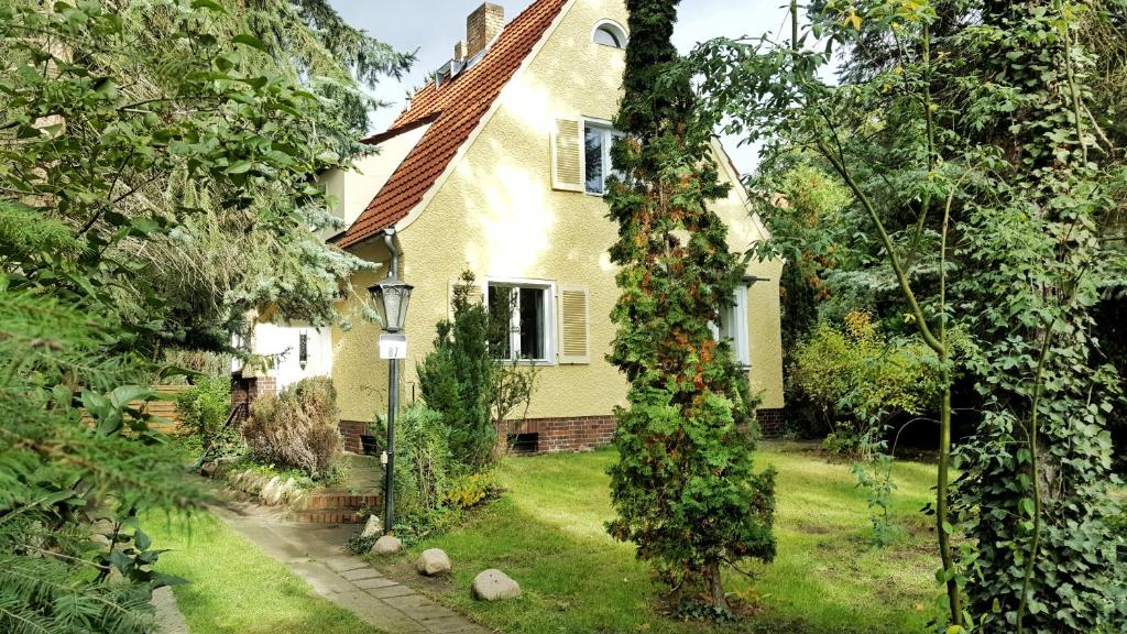 a house with ivy growing on the side of it at Ferienhaus Sanssouci in Stahnsdorf
