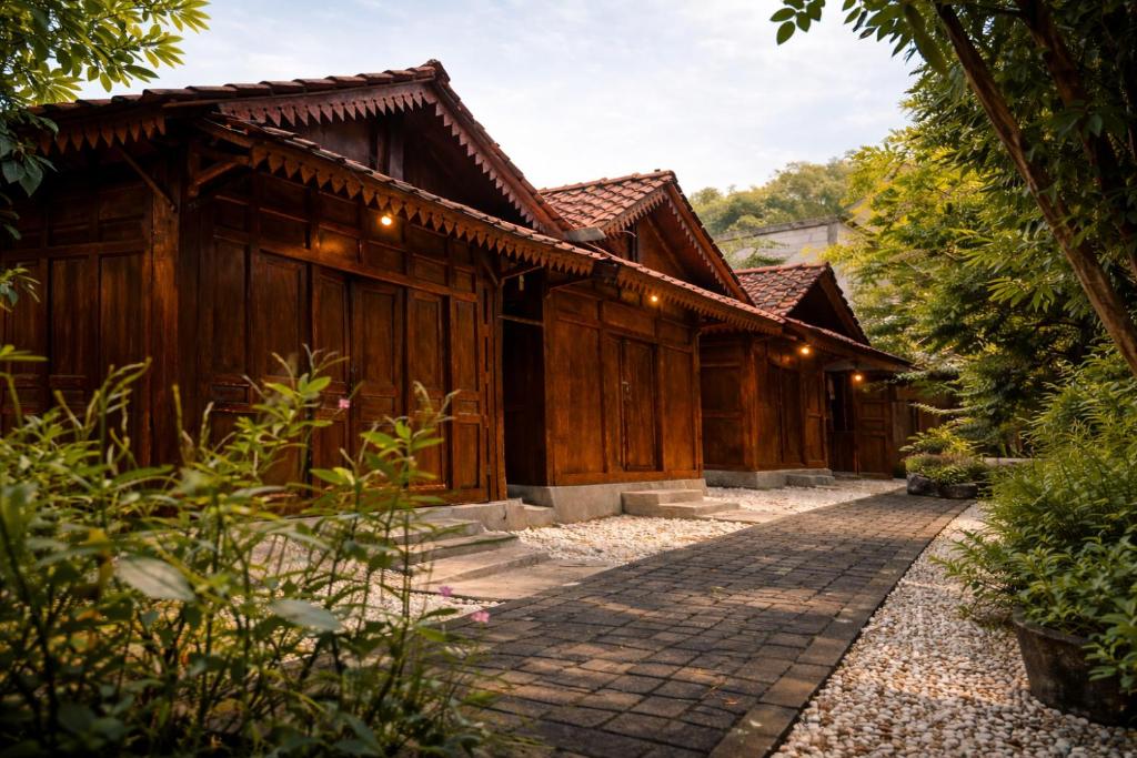 a house with a pathway leading to a building at Dapur Alit Villas in Yogyakarta