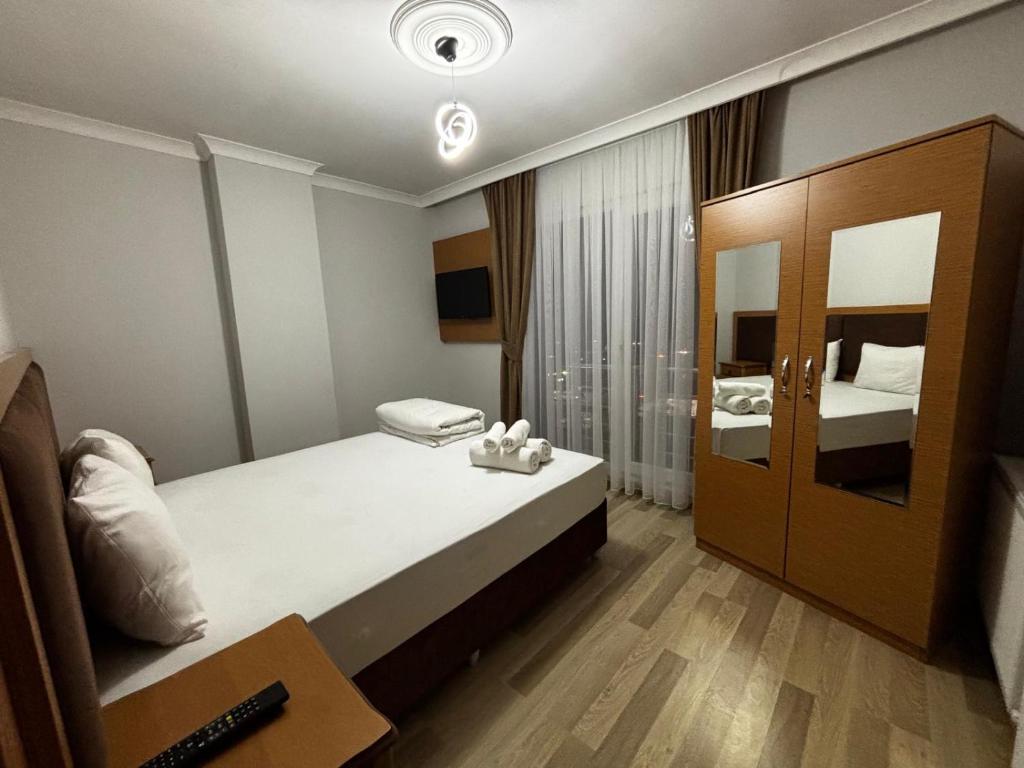 a bedroom with a large bed and a mirror at TRABZON ınn REZİDANS in Trabzon