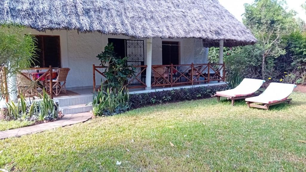 Jardí fora de Les Datchi Cottages