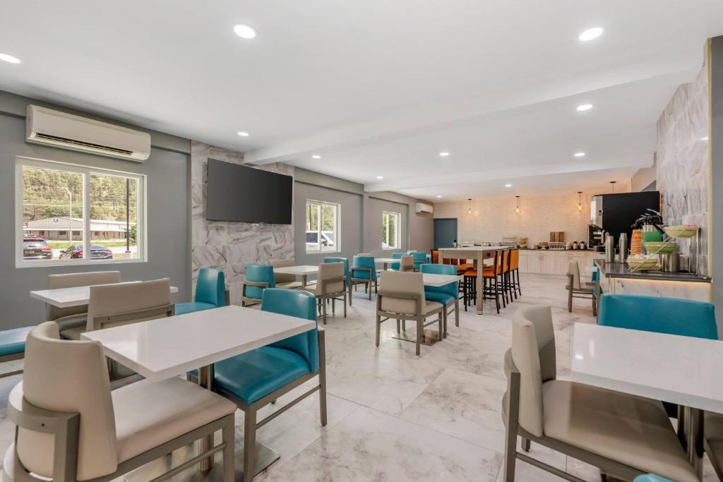 a restaurant with tables and chairs and a bar at Quality Inn Ruidoso in Ruidoso