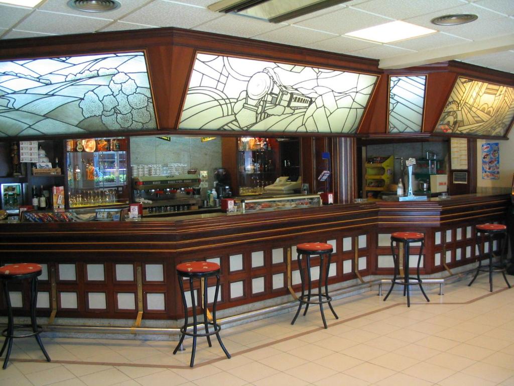 un bar con vidrieras en un restaurante en Hotel Isabel, en Isla