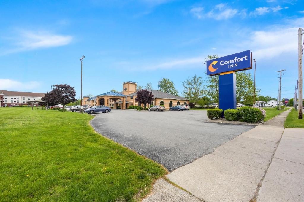 a sign for a comfort inn in a parking lot at Comfort Inn Van Wert in Van Wert