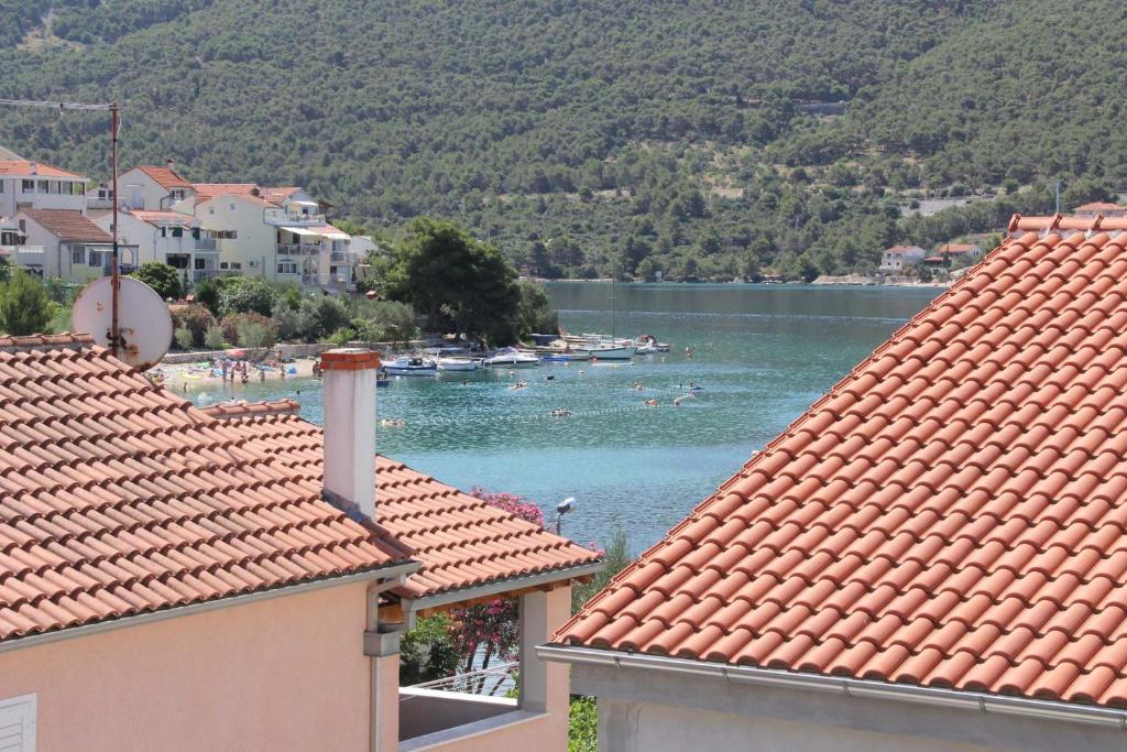 Blick auf einen Strand mit Booten im Wasser in der Unterkunft Apartments Kronja in Grebaštica