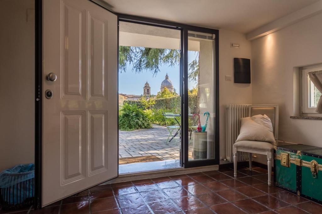 uma porta aberta com vista para um pátio em Assisi Charme em Assis