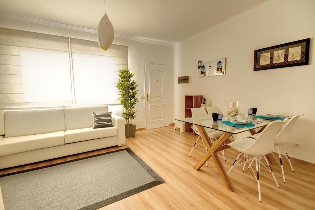 Una sala de estar con un sofá blanco y una mesa. en Luxury Europe, en Puerto de Mogán