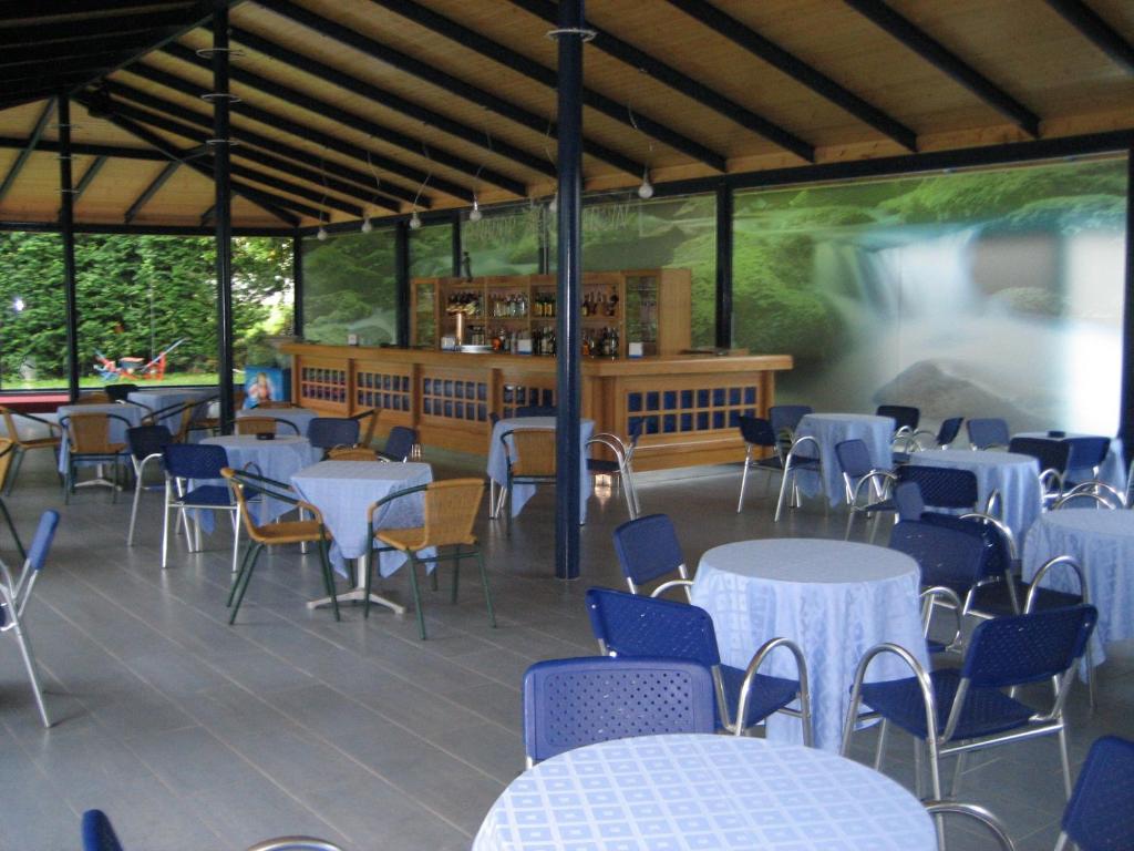 Un restaurante con mesas y sillas y un bar. en Hotel Estrella Norte, en Isla