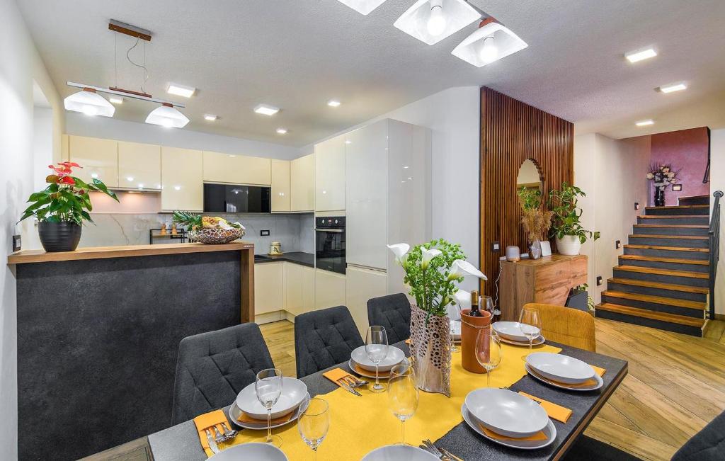 Stunning Home In Sajini - Casa De Vacaciones De 4 Dormitorios