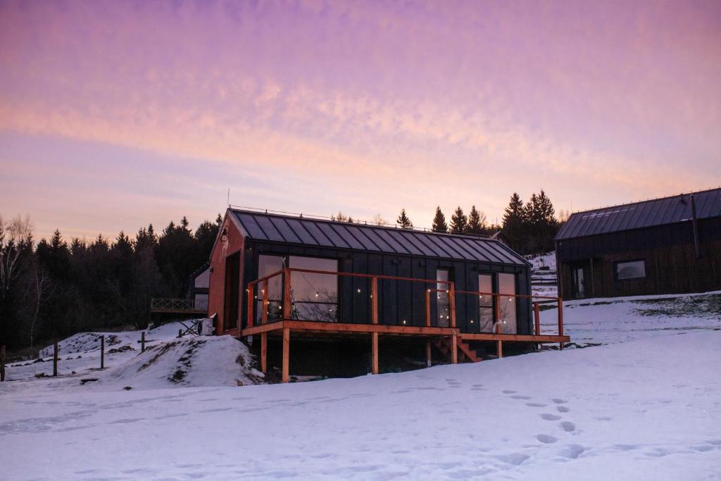 a house in the snow in the snow at Domek Jak z Obrazka in Sierpnica