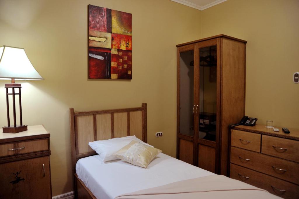 Postel nebo postele na pokoji v ubytování Culture Crossroads Inn